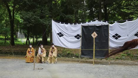 Yabusame-Zeremonie-In-Omi-Jingu,-Bogenschütze-Reitet-Auf-Einem-Pferd