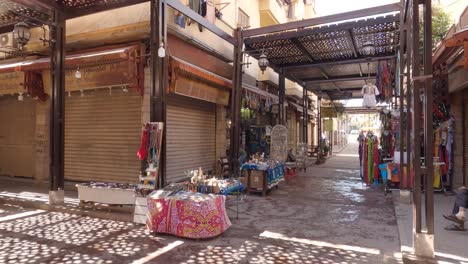Mercadillo-Al-Mediodía-Sin-Mucha-Gente-En-Un-Barrio-De-Luxor,-Egipto