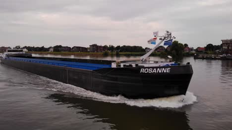 Rosanne-Lastkahn-Kreuzt-In-Der-Abenddämmerung-Auf-Der-Binnenschifffahrt