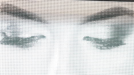Aufkleber-Mit-Zweifelndem-Augengesicht-Der-Frau-Auf-Dem-Glasfenster