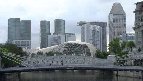 People-walking-Anderson-Bridge-against-the-skyline-of-SIngapore-and-Esplanade