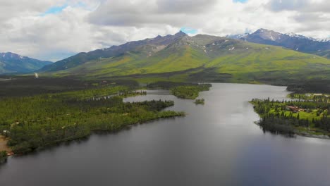 4K-Drohnenvideo-Von-Bergen-Rund-Um-Den-Otto-See-In-Der-Nähe-Von-Healy,-Alaska-An-Einem-Sonnigen-Sommertag
