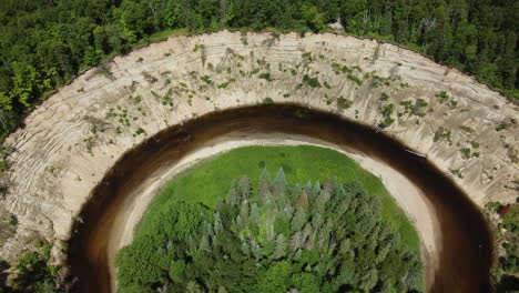 Amazing-aerial-view-of-Big-Bend's-giant-river-shoulder-locating-inside-Arrowhead-Provincial-Park