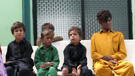 Numerosos-Niños-Angustiados-Sentados-En-El-Banco-Al-Lado-De-La-Carretera-En-Sindh,-Pakistán