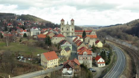 Bardo-Slaskie-Kleinstadt-Und-Die-Brücke-In-Polen