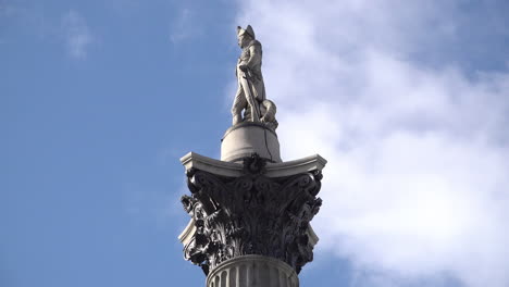 Großbritannien,-Oktober-2018-–-Ein-Zeitraffer-Aus-Weißen-Wolken-Am-Blauen-Himmel,-Der-Hinter-Der-Berühmten-Nelson-Säule-Am-Trafalgar-Square-In-London-Vorbeizieht