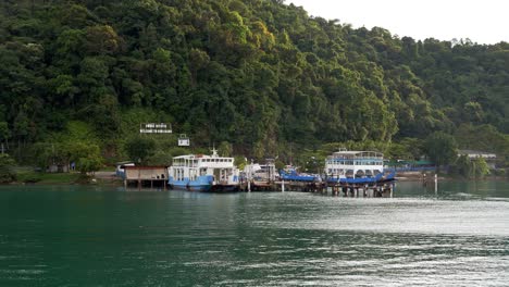 Vista-En-Primera-Persona-De-Un-Ferry-Que-Llega-A-La-Isla-De-Koh-Chang,-Tailandia