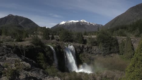 Weitwinkelaufnahme-Eines-Wasserfalls-Im-Süden-Chiles