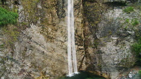 Aufnahme-Eines-Wasserfalls-Im-Theti-Nationalpark-In-Albanien