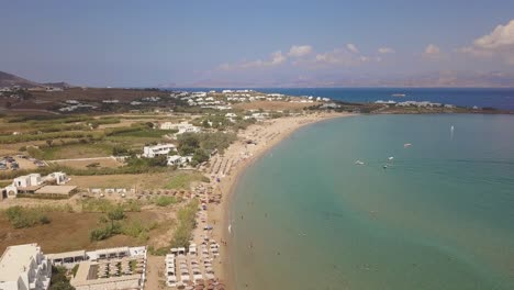 Aufsteigende-Aufnahme-Des-Goldenen-Strandes-Auf-Der-Griechischen-Insel-Paros