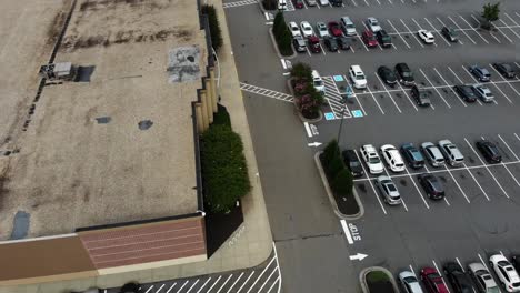 Aerial-ascending-shot-of-a-shopping-center-Kohls-store-with-customers-and-cars