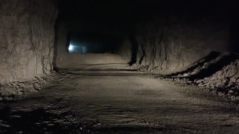 Camino-De-Acarreo-Subterráneo-En-Una-Mina-De-Piedra-Caliza