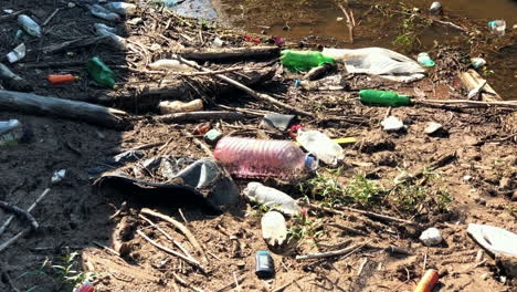 Basura-Plástica-Arrojada-Al-Lago-Por-Humanos