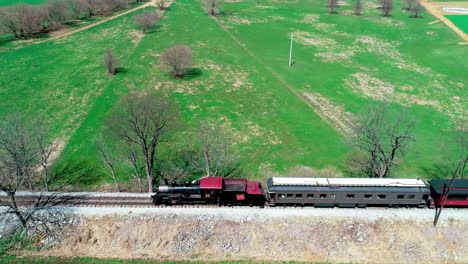 Dampfzug,-Der-An-Einem-Sonnigen-Sommertag-über-Amish-Ackerland-Schnauft,-Wie-Von-Einer-Drohne-Gesehen