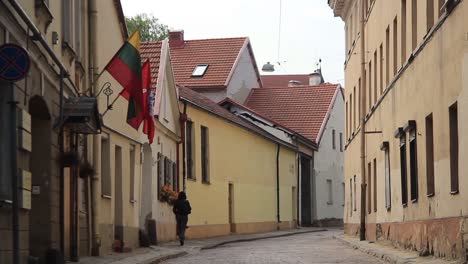 Calle-Estrecha-En-El-Casco-Antiguo-De-Vilnius