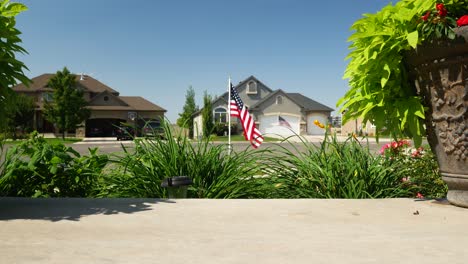 US-Flaggen-Wurden-Am-11.-September-Patriotisch-Vor-Häusern-Entlang-Einer-Straße-Gehisst-–-Statisch