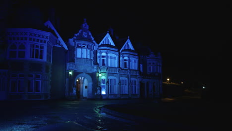 Una-Vista-De-La-Casa-Del-Parque-Bletchley-Por-La-Noche,-Iluminada-Con-Luces-De-Colores-Como-Parte-De-Una-Exposición