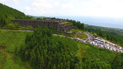 Un-Hotel-De-5-Estrellas-Abandonado-En-La-Cima-De-La-Cresta-De-Un-Antiguo-Volcán