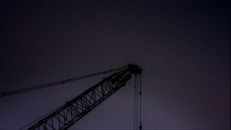 Eine-Wunderschöne-Sternenklare-Nacht-Dreht-Sich-Hinter-Einem-Silhouettierten-Baukran-Um-Den-Nordstern