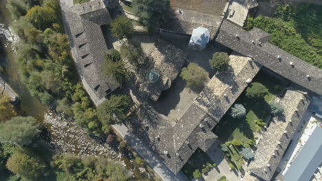 Vista-Sobre-Los-Tejados-Del-Monasterio-Troyano-En-Bulgaria,-Imágenes-Aéreas