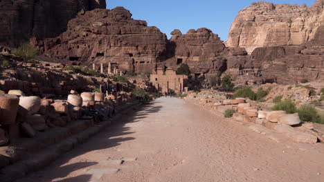 Largo-Camino-De-Piedra-Con-Las-Ruinas-De-Antiguas-Y-Antiguas-Puertas-De-Piedra-Con-Pilares-A-Cada-Lado-Al-Final-De-La-Carretera-En-La-Antigua-Ciudad-De-Petra