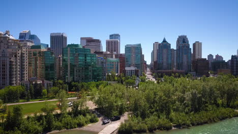 Filmische-Luftaufnahme-Der-Wunderschönen-Skyline-Der-Innenstadt-Von-Calgary
