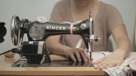 Costurera-Trabajando-En-Una-Máquina-De-Coser