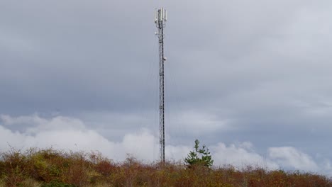 Antena-De-Telecomunicaciones-Rápido-Movimiento-De-Nubes