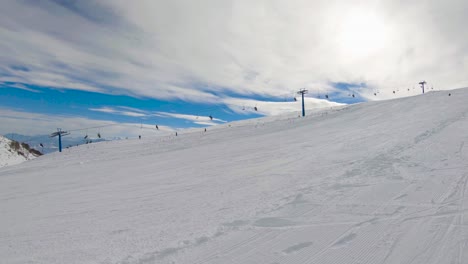 Remonte-De-Superficie-Y-Esquiadores-En-Una-Estación-De-Esquí