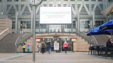 Establecimiento-De-La-Entrada-Del-Centro-Comercial-De-Canary-Wharf-London-Shot