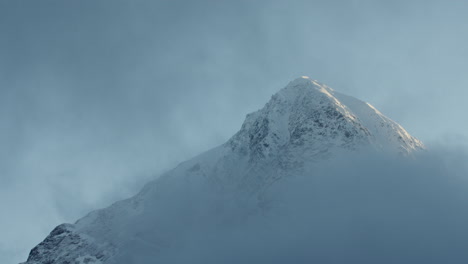 Las-Nubes-Se-Mueven-Lentamente-A-Través-De-Un-Pico-Cubierto-De-Nieve-En-Las-Montañas-Chugach-Alaska