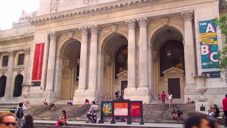 Zoom-Out,-Biblioteca-Pública-De-La-Ciudad-De-Nueva-York-En-Manhattan