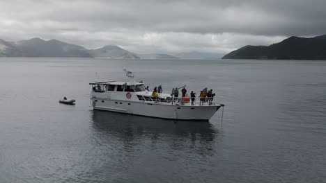 Cámara-Lenta---Gente-Pescando-En-Un-Crucero-Anclado-En-La-Bahía-En-Los-Sonidos-De-Marlborough,-Nueva-Zelanda