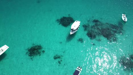 Video,-Das-Ein-Paar-Boote-Auf-Dem-Kristallklaren-Wasser-Auf-Den-Malediven-Zeigt