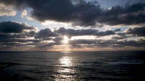 Die-Sonne-Direkt-über-Den-Vorbeiziehenden-Wolken-Strahlt-Lichtstrahlen-Bis-Zum-Pazifischen-Ozean
