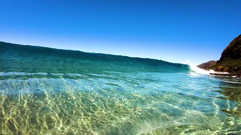 Zeitlupenclip-Im-Lauf-Einer-Wunderschönen-Welle-Vor-Der-Westküste-Von-Oahu
