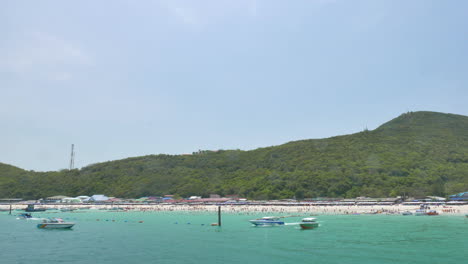 Insel-Koh-Larn,-Thailand-–-Etwa-Tropischer-Strand-In-Der-Stadt-Pattaya,-Chonburi,-Thailand,-Insel-Mit-Klarem-Wasser-Und-Einem-Grünen-Berg
