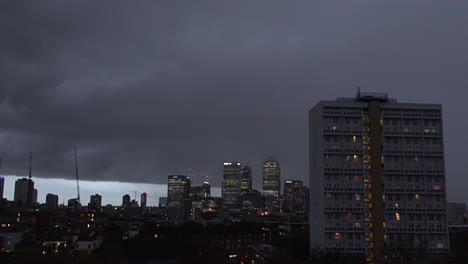 Großbritannien,-November-2018-–-Ein-Zeitraffer-Der-Dunklen-Und-Bedrohlichen-Wolken-Des-Sturms-Deirdre,-Der-über-Das-Finanzviertel-Canary-Wharf-In-London-Zieht