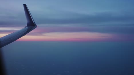 Blick-Auf-Den-Sonnenuntergang-Durch-Das-Flugzeugfenster