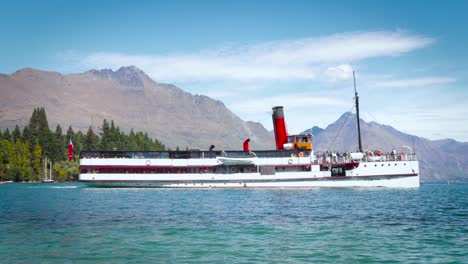 Barco-Turístico-Navegando-Alrededor-De-Queenstown-Nueva-Zelanda