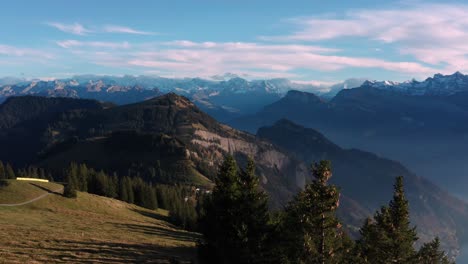 Vista-Aérea-Del-Paisaje-Montañoso-En-Los-Alpes-Suizos-A-Fines-Del-Otoño,-Pinos-Con-Piña-Rigi-Suiza