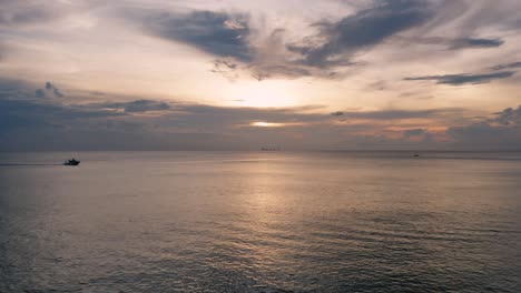 Drohnenaufnahmen-Von-Schnellbooten,-Die-Bei-Wunderschönem-Sonnenuntergang-In-Thailand-Von-Links-Nach-Rechts-Segeln