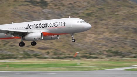 Verkehrsflugzeug-Landet-Am-Flughafen-Queenstown,-Neuseeland-Mit-Bergen-Im-Hintergrund