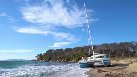 Catamarán-Varado-En-La-Playa-De-Arena