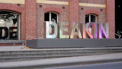 Deakin-Zeichen.-Campus-Am-Wasser-In-Geelong.-Nach-Rechts-Schwenken