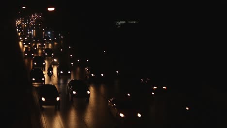 Mal-Runden-Nachtverkehr-Auf-Der-Brücke,-Schöne-Gelbe-Balken-Auf-Der-Brücke-Von-Autos-Und-Fahrrädern