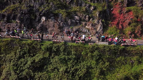 Drohnen-Seitenansicht-Einer-Gruppe-Von-Motorradfahrern,-Die-Sich-Am-Späten-Nachmittag-Am-Straßenrand-Entlang-Des-Ma-Pi-Leng-Passes-Ausruhen