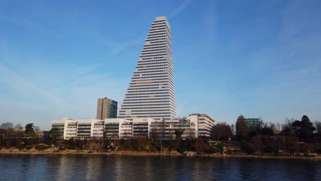 Flussblick-Auf-Die-Skyline-Von-Basel-An-Einem-Klaren-Wintermorgen