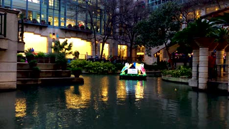 Der-Schöne-Glanz-Der-Laternenparade-Auf-Dem-San-Antonio-Riverwalk