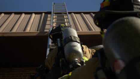 Feuerwehrmann-Klettert-Während-Einer-Notfall--Und-Rettungsaktion-Eine-Leiter-Hinauf